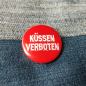 Preview: Ansteckbutton Küssen verboten auf Jeans