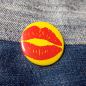 Preview: Ansteckbutton Kussmund auf Jeans