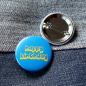 Preview: Ansteckbutton happy birthday auf Jeans mit Rückseite