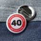 Preview: Ansteckbutton 40 Herzlichen Glückwunsch auf Jeans mit Rückseite