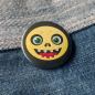 Preview: Ansteckbutton Fratze gelb auf Jeans