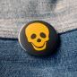 Preview: Ansteckbutton Totenkopf gelb auf Jeans