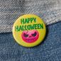 Preview: Ansteckbutton Happy Halloween Fratze pink auf Jeans