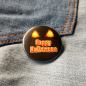 Preview: Ansteckbutton Happy Halloween leuchtende Augen auf Jeans