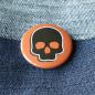 Preview: Ansteckbutton Totenkopf auf Jeans