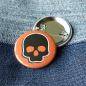 Preview: Ansteckbutton Totenkopf auf Jeans mit Rückseite