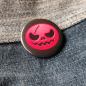 Preview: Ansteckbutton Fratze pink auf Jeans
