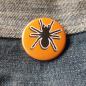 Preview: Ansteckbutton Spinne auf Jeans