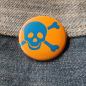 Preview: Ansteckbutton Totenkopf blau auf Jeans