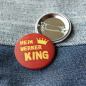 Preview: Ansteckbutton Heimwerker King auf Jeans mit Rückseite