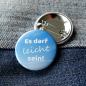 Preview: Ansteckbutton Es darf leicht sein! auf Jeans mit Rückseite