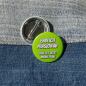 Preview: Ansteckbutton Endlich Pensionär auf Jeans mit Rückseite