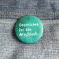 Preview: Ansteckbutton Geschichte ist ein Arschloch auf Jeans