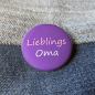 Preview: Ansteckbutton Lieblingsoma auf Jeans