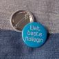 Preview: Ansteckbutton Weltbeste Kollegin auf Jeans mit Rückseite