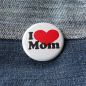 Preview: Ansteckbutton I love Mom auf Jeans