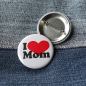 Preview: Ansteckbutton I love Mom auf Jeans mit Rückseite