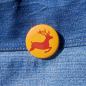 Preview: Ansteckbutton Hirsch auf Jeans