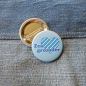Preview: Ansteckbutton Zuagroasder auf Jeans mit Rückseite
