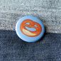 Preview: Ansteckbutton Brezel auf Jeans