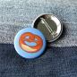 Preview: Ansteckbutton Brezel auf Jeans mit Rückseite