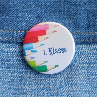 Ansteckbutton 1.Klasse/ Buntstifte auf Jeans