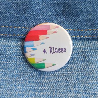 Ansteckbutton 4.Klasse/ Buntstifte auf Jeans