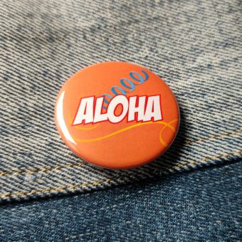 Ansteckbutton Aloha auf Jeans