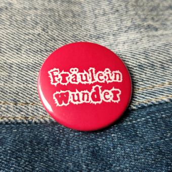 Ansteckbutton Fräuleinwunder auf Jeans