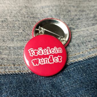 Ansteckbutton Fräuleinwunder auf Jeans mit Rückseite