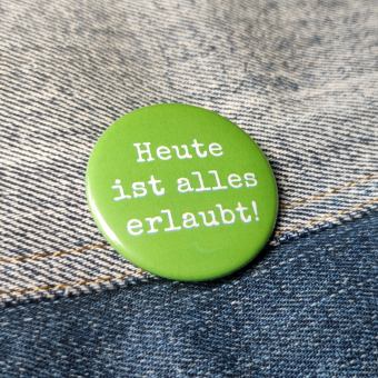 Ansteckbutton Heute ist alles erlaubt / grün auf Jeans