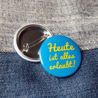 Ansteckbutton Heute ist alles erlaubt / blau auf Jeans mit Rückseite