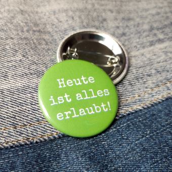 Ansteckbutton Heute ist alles erlaubt / grün auf Jeans mit Rückseite