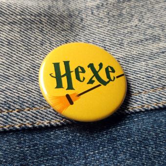 Ansteckbutton Hexe auf Jeans