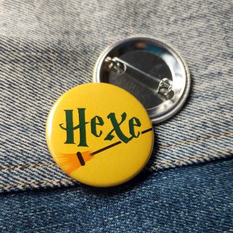 Ansteckbutton Hexe auf Jeans mit Rückseite