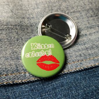 Ansteckbutton Küssen erlaubt auf Jeans mit Rückseite