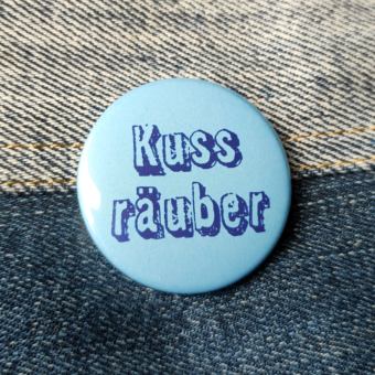 Ansteckbutton Kussräuber auf Jeans