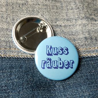 Ansteckbutton Kussräuber auf Jeans mit Rückseite