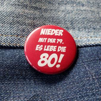 Ansteckbutton Nieder mit der 79 - es lebe die 80 auf Jeans