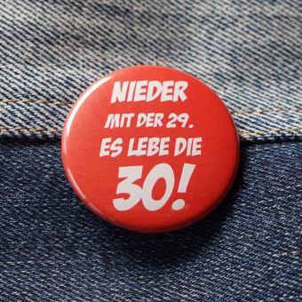 Ansteckbutton Nieder mit der 29 - es lebe die 30 auf Jeans
