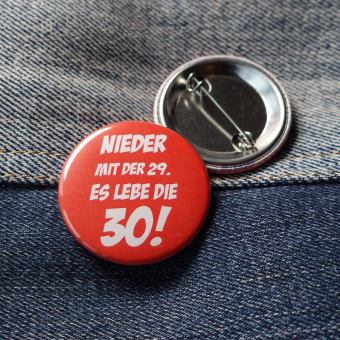 Ansteckbutton Nieder mit der 29 - es lebe die 30 auf Jeans