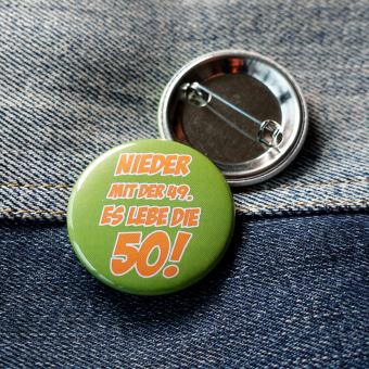 Ansteckbutton Nieder mit der 49 - es lebe die 50 auf Jeans mit Rückseite