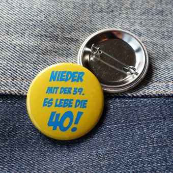 Ansteckbutton Nieder mit der 39 - es lebe die 40 auf Jeans mit Rückseite