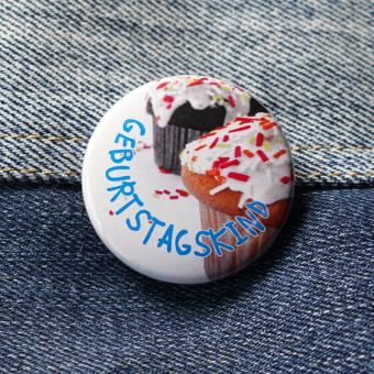 Ansteckbutton Geburtstagskind auf Jeans