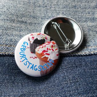 Ansteckbutton Geburtstagskind auf Jeans mit Rückseite