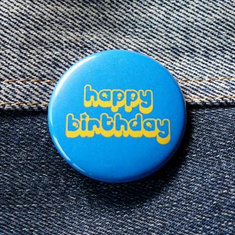 Ansteckbutton happy birthday auf Jeans