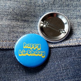 Ansteckbutton happy birthday auf Jeans mit Rückseite