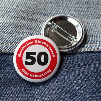 Ansteckbutton 50 Herzlichen Glückwunsch auf Jeans mit Rückseite
