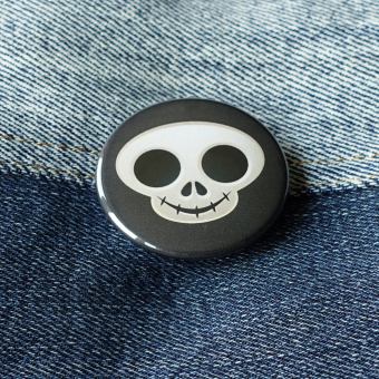 Ansteckbutton Fratze Totenkopf auf Jeans