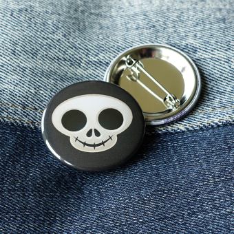 Ansteckbutton Fratze Totenkopf auf Jeans mit Rückseite